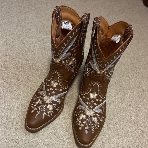 Dingo Shoes - Dingo Brown and White Embroidered Heeled Boots